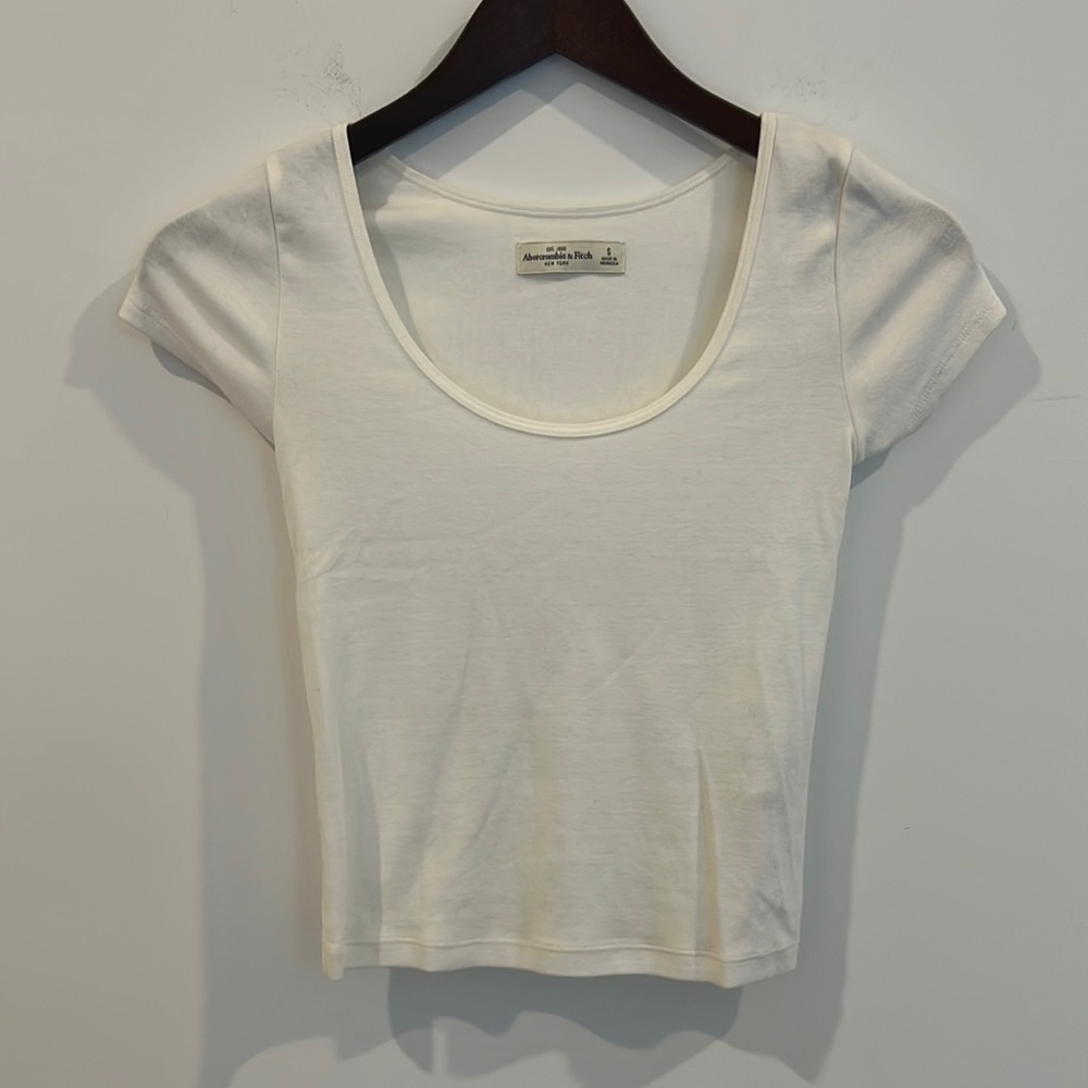 Abercrombie & Fitch White Short-sleeved Crop Top. Size S